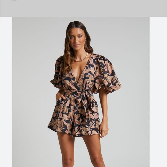 Amalie Showpo Dessie Floral Tie Front Open Back Puff Sleeve romper US 6 - Picture 1 of 8